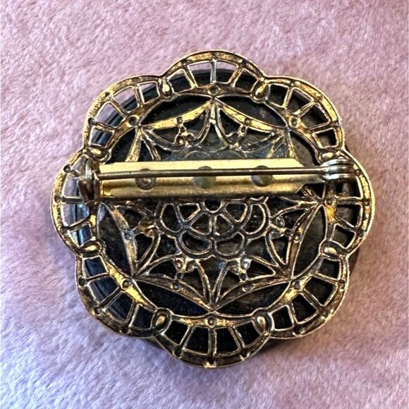 Vintage Victorian Style Plum Plastic Brooch With Grape Design & Filigree - Picture 4 of 7